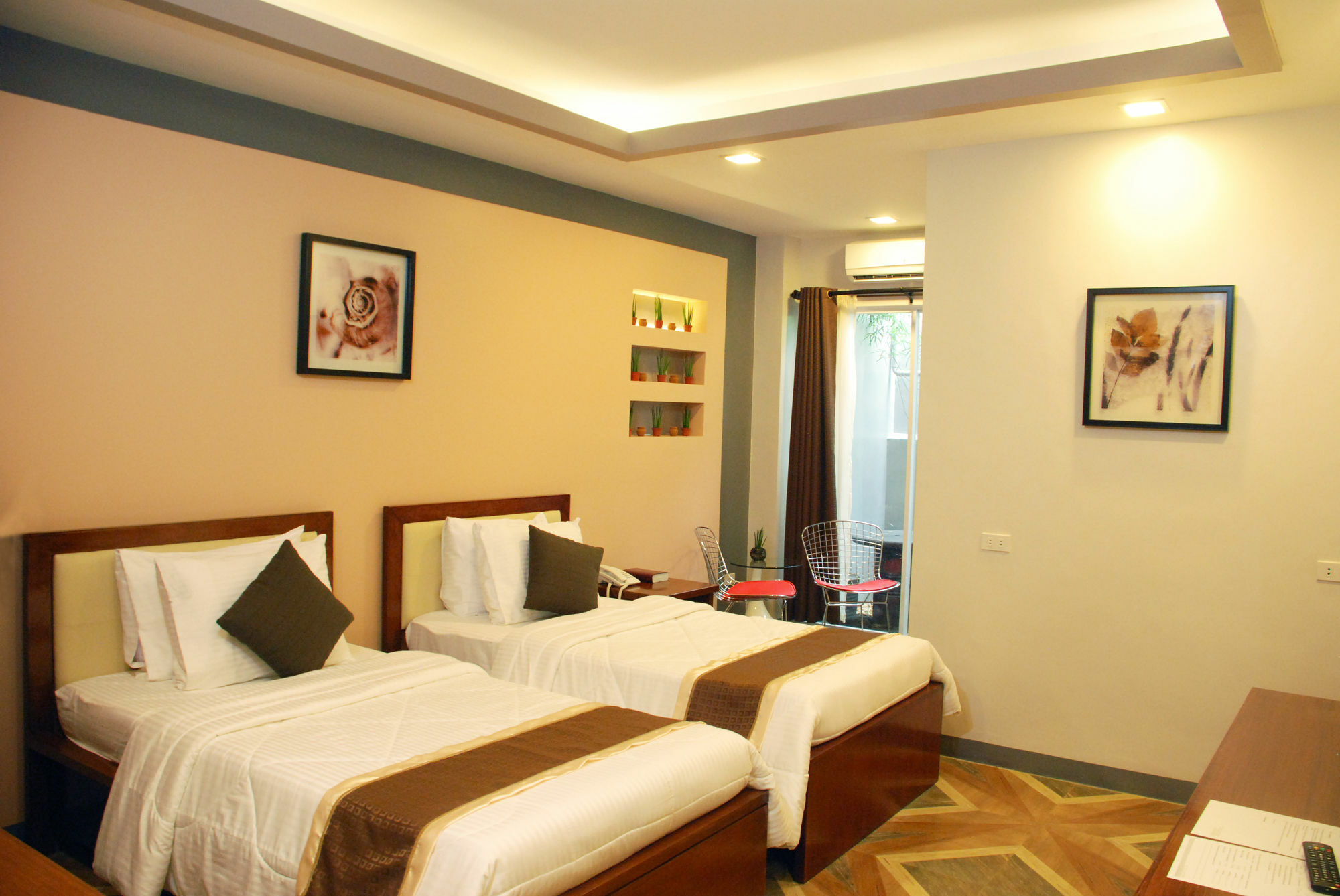Nao Hotel Тагайтай Экстерьер фото